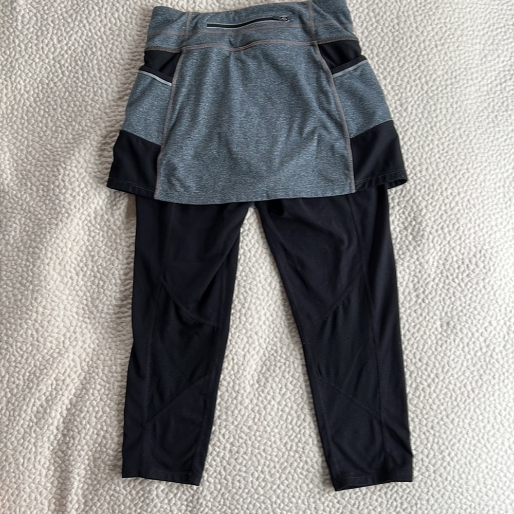 Athleta 2-in1 Be Free Skirted Capri Leggings Side Pockets, Back Zip Pocket XS - Picture 2 of 8